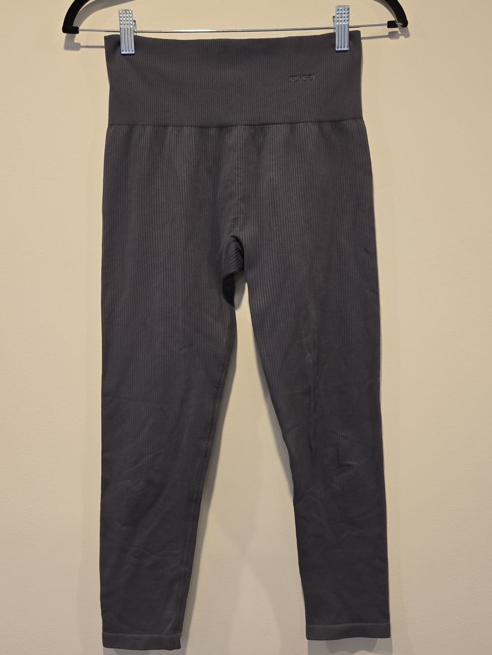 Saisei Ribbed Capri Leggings Seamless Charcoal Gray Size M Active Yoga